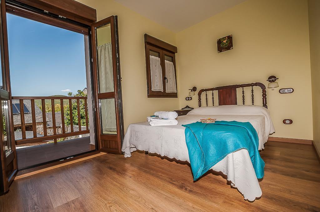 Casa Rural El Almendro De Maria Ponferrada Habitación foto